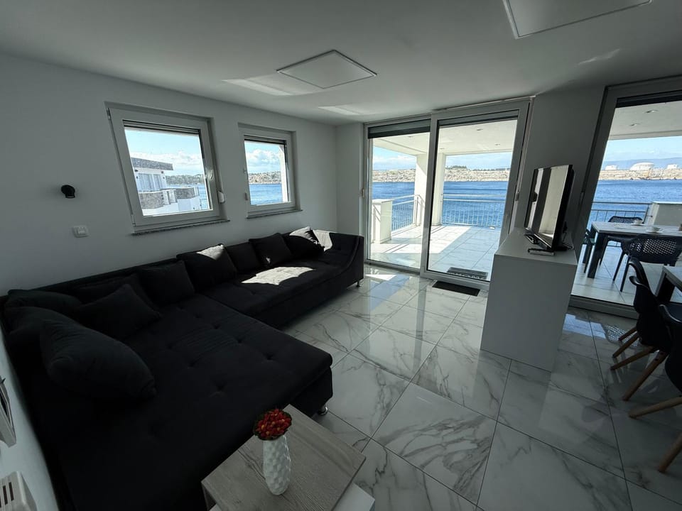 Communal lounge/ TV room, Living room, Seating area