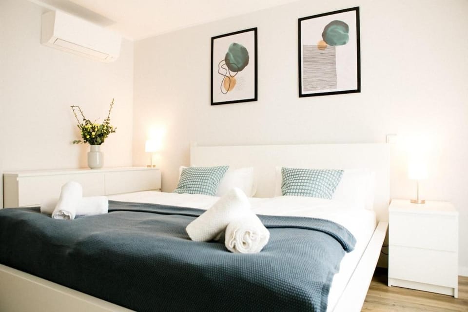 Bed, Bedroom, towels