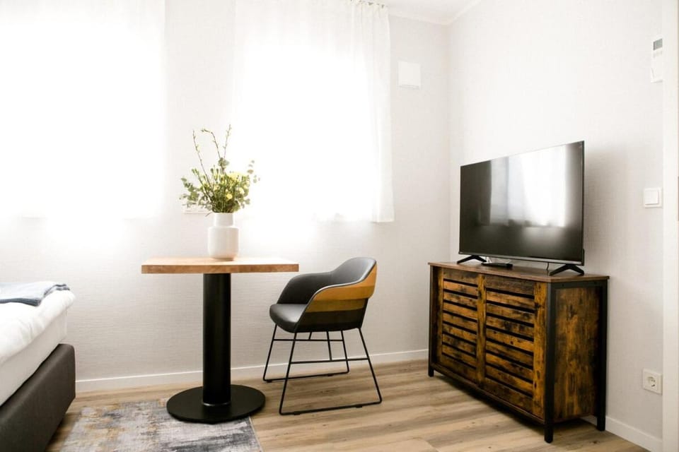 Bed, Seating area, Bedroom