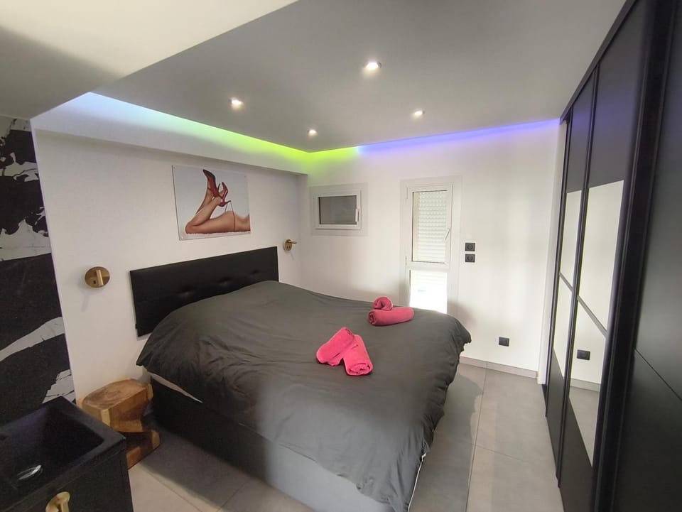 Bed, Photo of the whole room, Bedroom