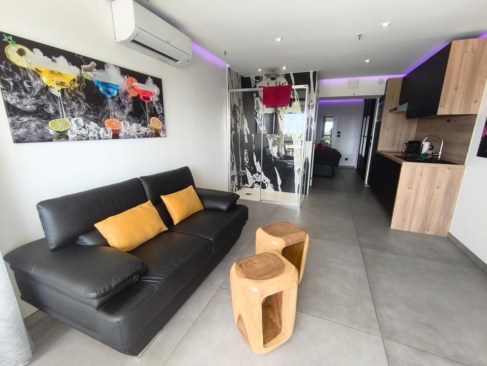 Shower, Living room
