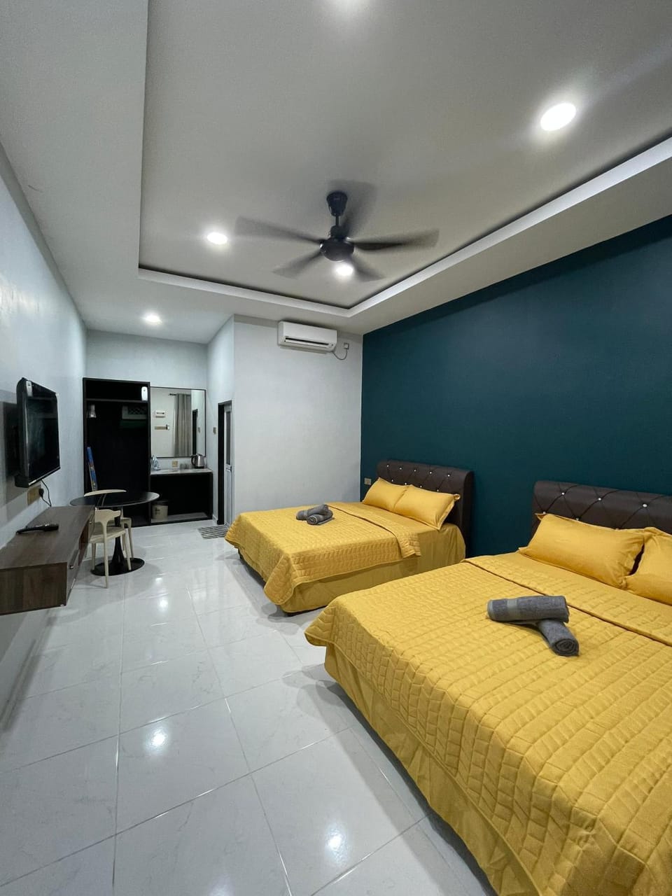 Bed, TV and multimedia, Photo of the whole room, air conditioner