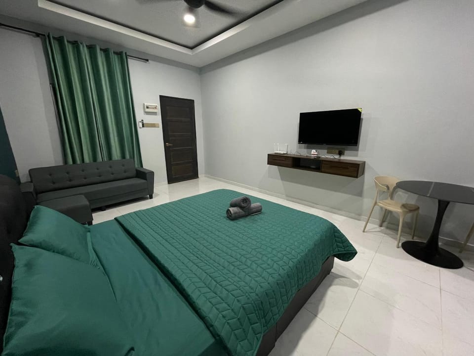 Communal lounge/ TV room, Bed, TV and multimedia, Photo of the whole room, Bedroom