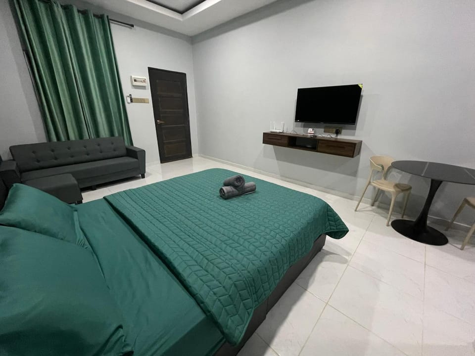 Bed, TV and multimedia, Photo of the whole room, Seating area, Bedroom