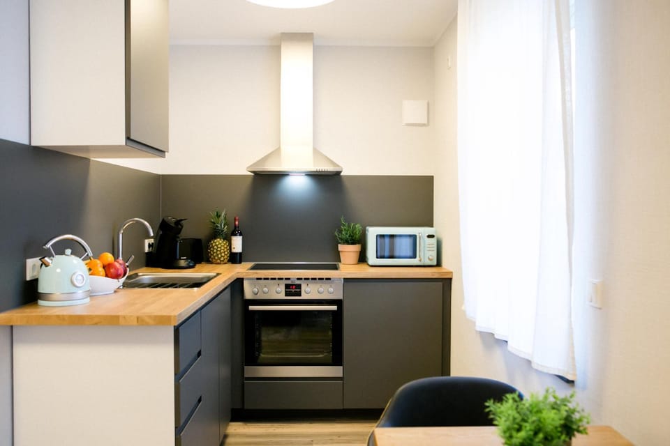 Coffee/tea facilities, oven, stove