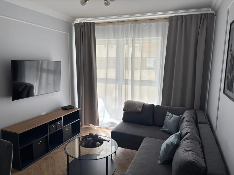 Communal lounge/ TV room, TV and multimedia, Living room, Seating area, Evening entertainment