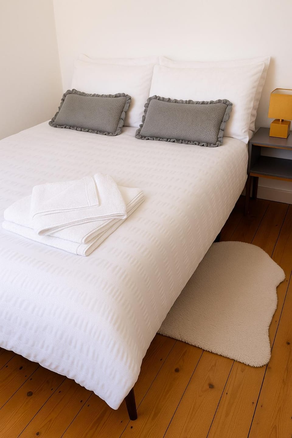 Bed, Photo of the whole room, Bedroom, towels