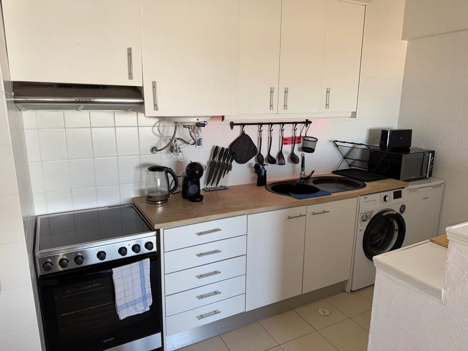 Coffee/tea facilities, Kitchen or kitchenette, minibar, oven, stove, toaster, washing machine