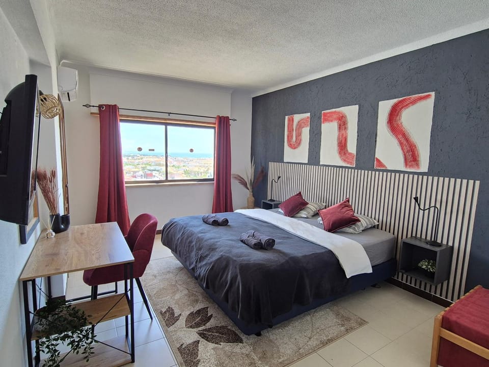 Bed, Photo of the whole room, Seating area, Bedroom