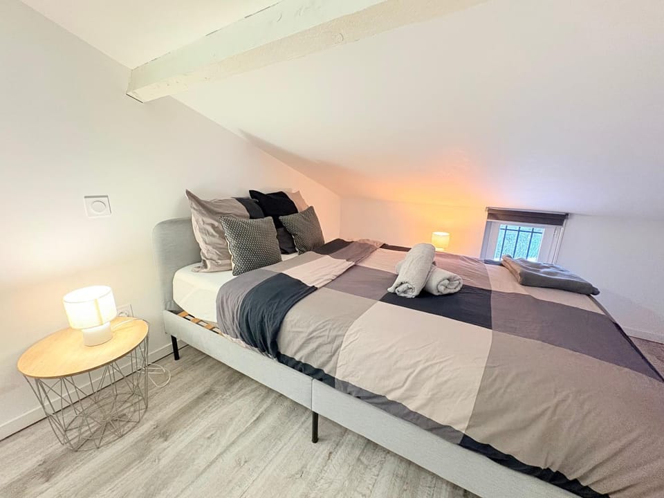 Bedroom, towels
