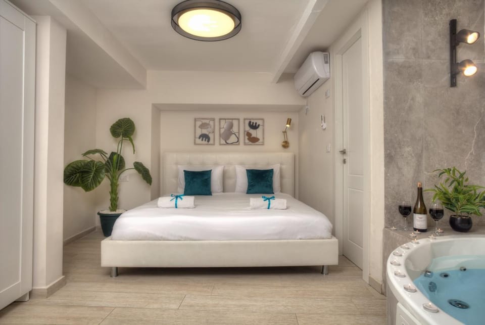 Bed, Hot Tub, Photo of the whole room, Bedroom
