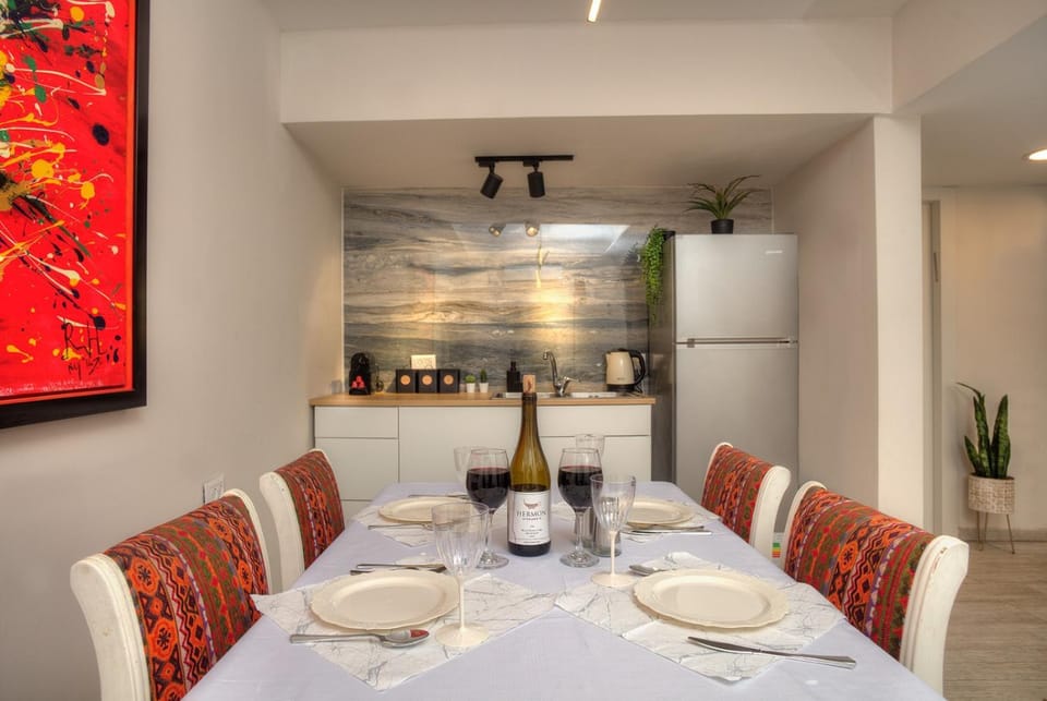 Kitchen or kitchenette, Living room, Seating area, Dining area