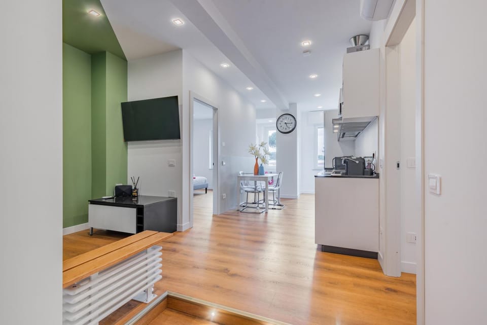 TV and multimedia, Kitchen or kitchenette, oven, stove