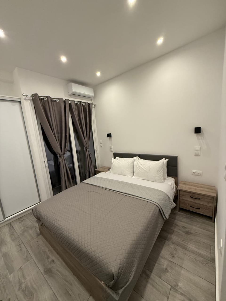 Pagrati Luxury Gray Studio-Chremonidou street Apartment in Athens