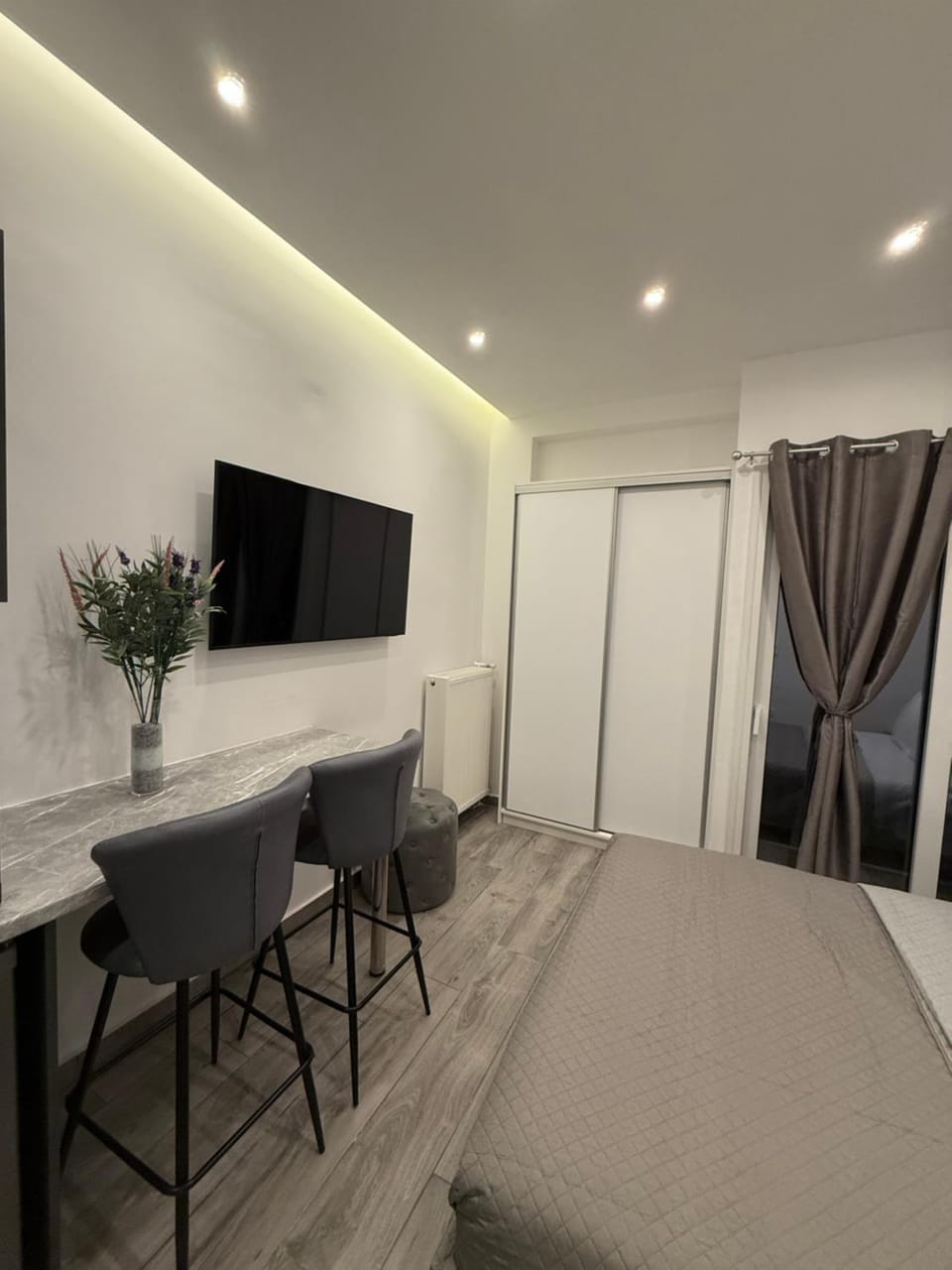 Pagrati Luxury Gray Studio-Chremonidou street Apartment in Athens