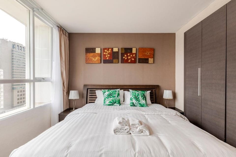 2 BR in Downtown BTS Chitlom BKK Apartment in Bangkok