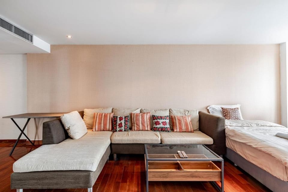 2 BR in Downtown BTS Chitlom BKK Apartment in Bangkok