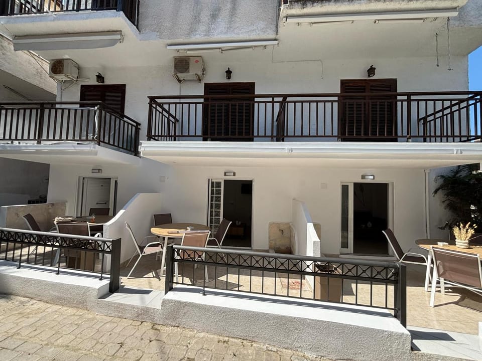 Property building, Patio, Balcony/Terrace