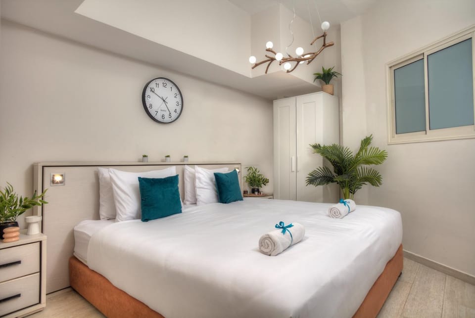 Bed, Photo of the whole room, Bedroom, towels