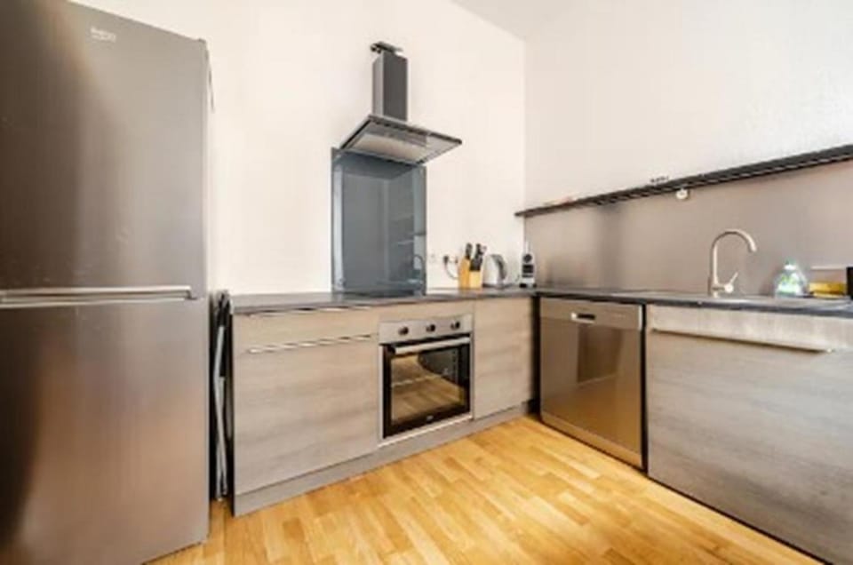 Kitchen or kitchenette, oven