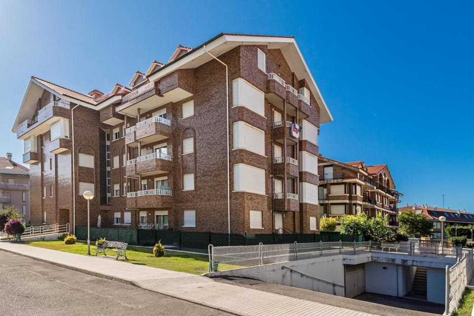 Piso en noja con garaje y piscina Apartment in Cantabria