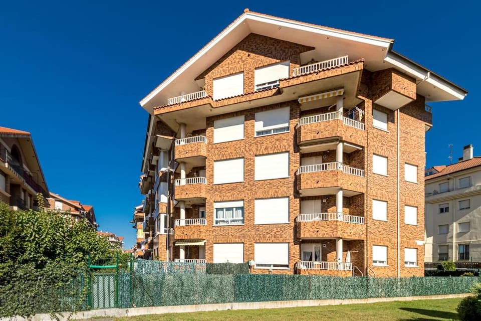 Piso en noja con garaje y piscina Apartment in Cantabria