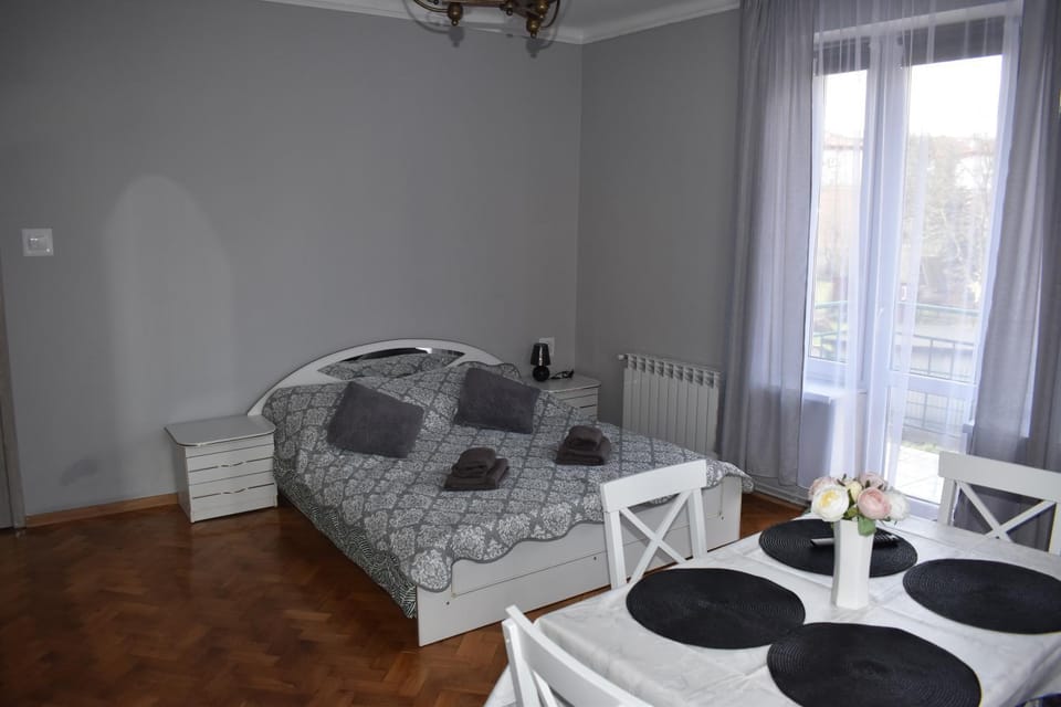 Bed, Living room, Photo of the whole room