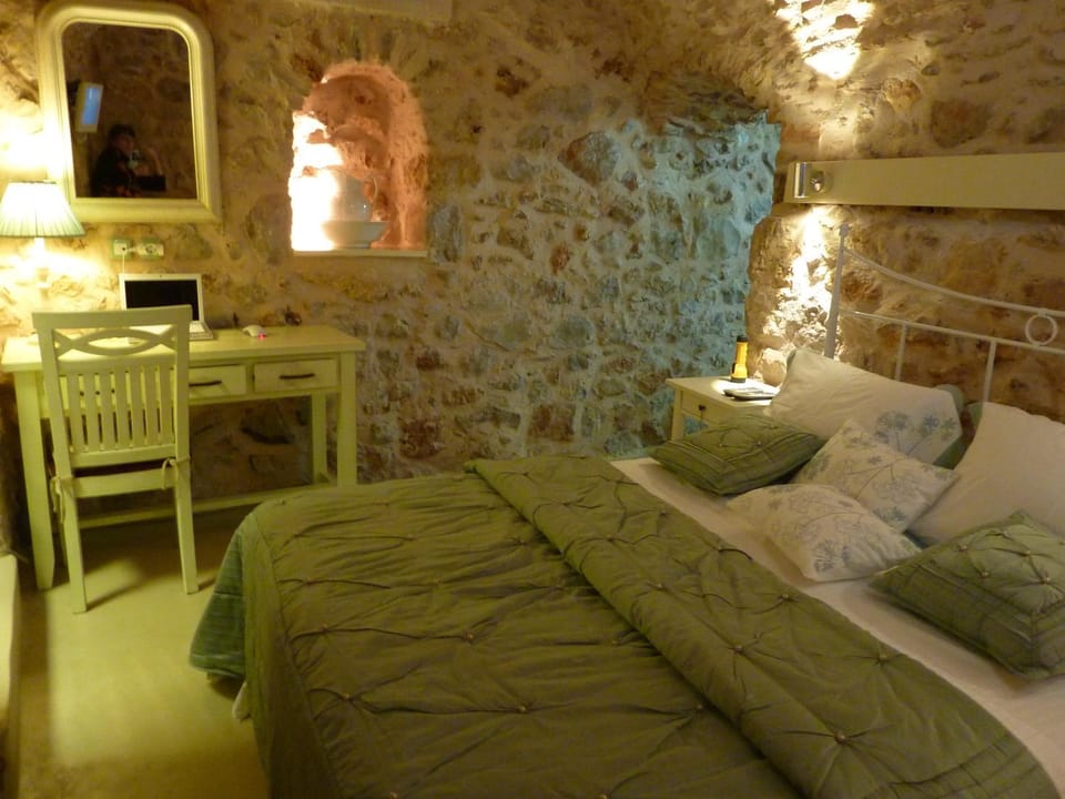 Property building, Bed, Bedroom