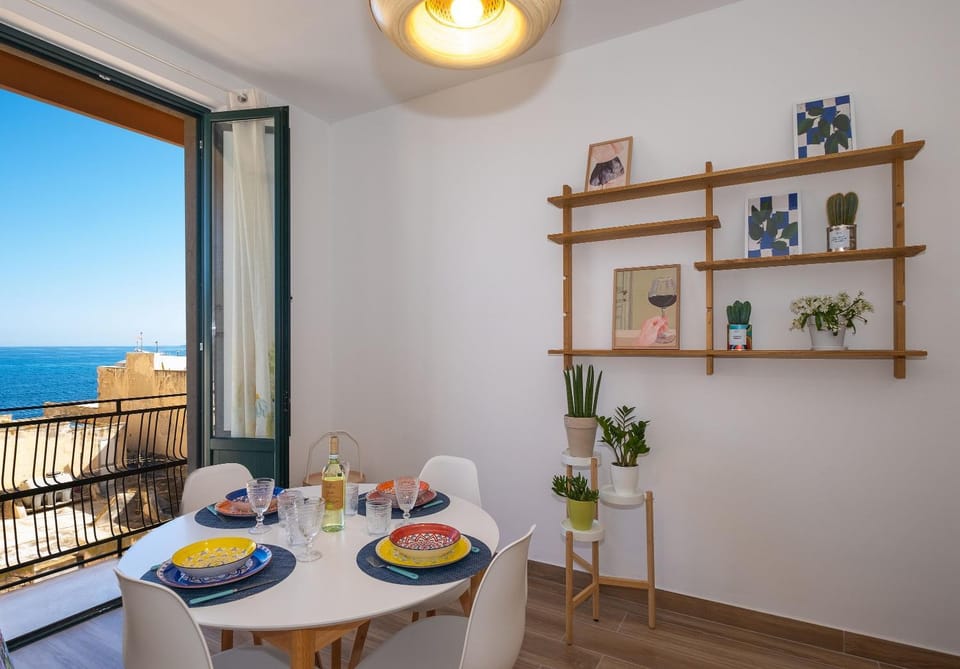 Natural landscape, Balcony/Terrace, Dining area, Sea view