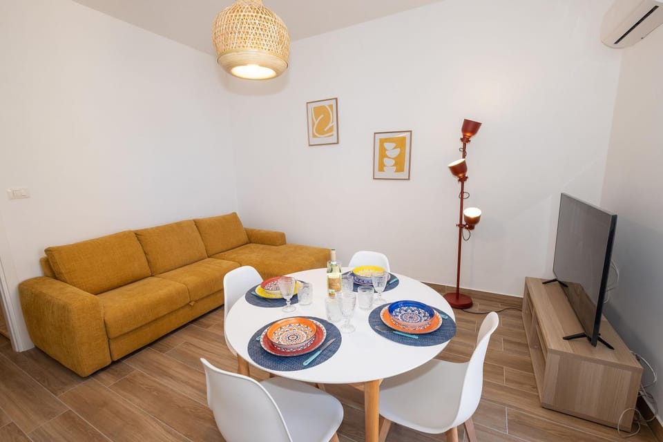 TV and multimedia, Living room, Dining area