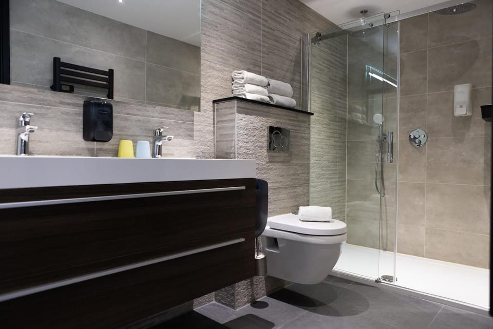 Shower, Toilet, Bathroom, towels