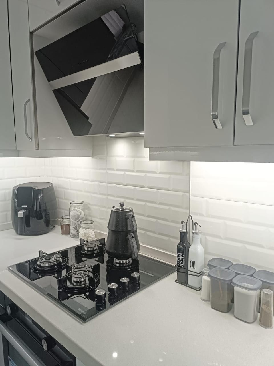 Coffee/tea facilities, Kitchen or kitchenette, stove