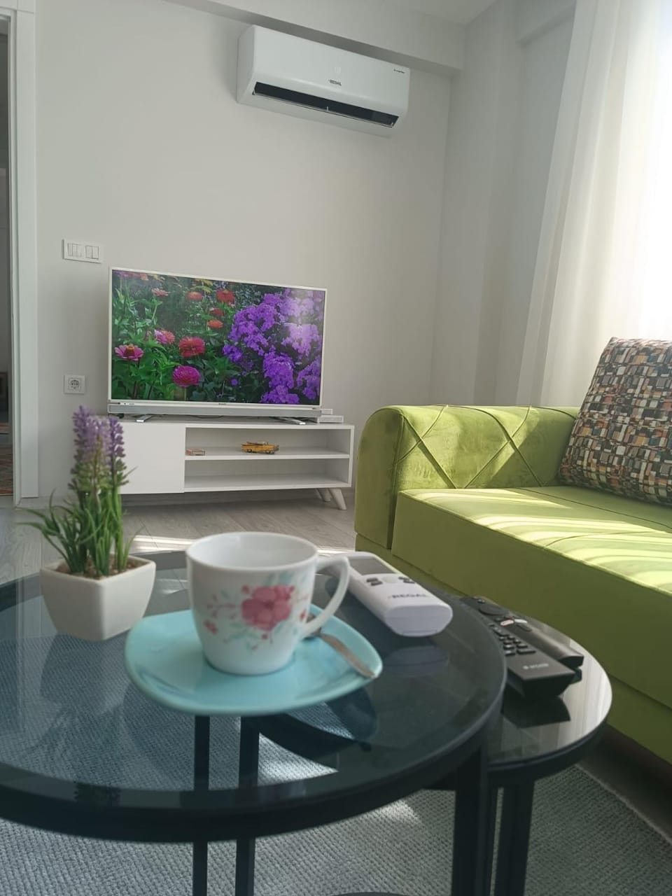 TV and multimedia, Living room, Seating area, air conditioner