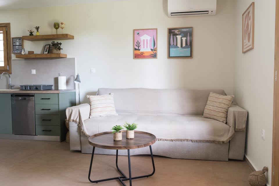 Kitchen or kitchenette, Seating area, air conditioner