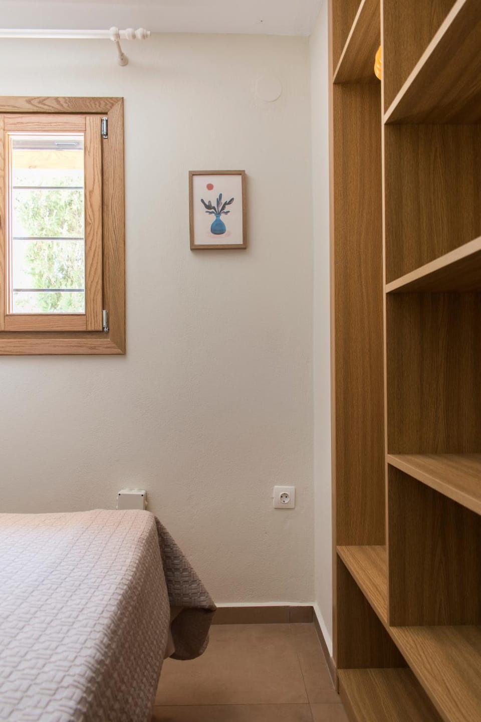 Photo of the whole room, Bedroom, wardrobe