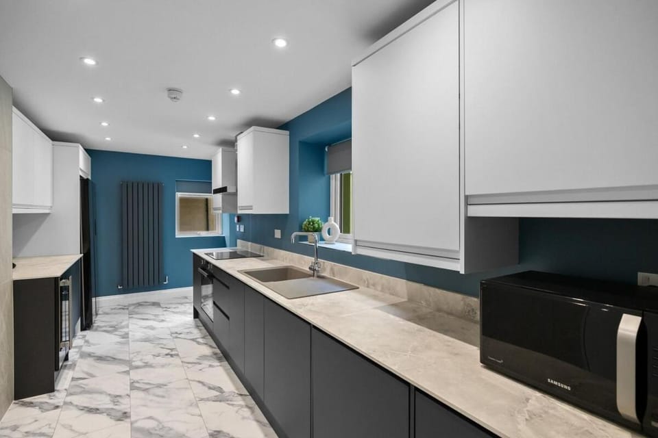 Stylish 7 Bedroom House House in Plymouth