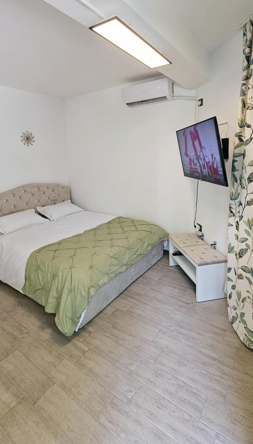 Bed, TV and multimedia, Bedroom, air conditioner