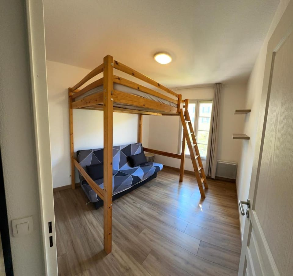 Bed, Photo of the whole room, Bedroom, bunk bed