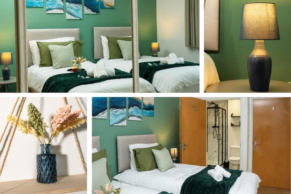 Bed, Photo of the whole room, Bedroom, towels