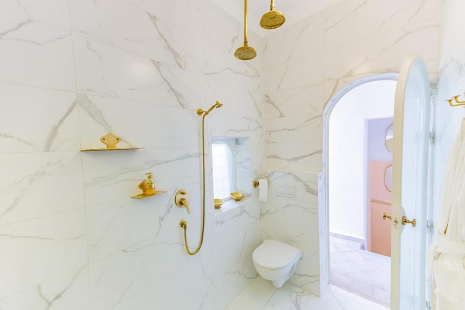 Shower, Toilet