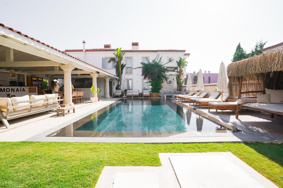 Property building, Swimming pool, sunbed