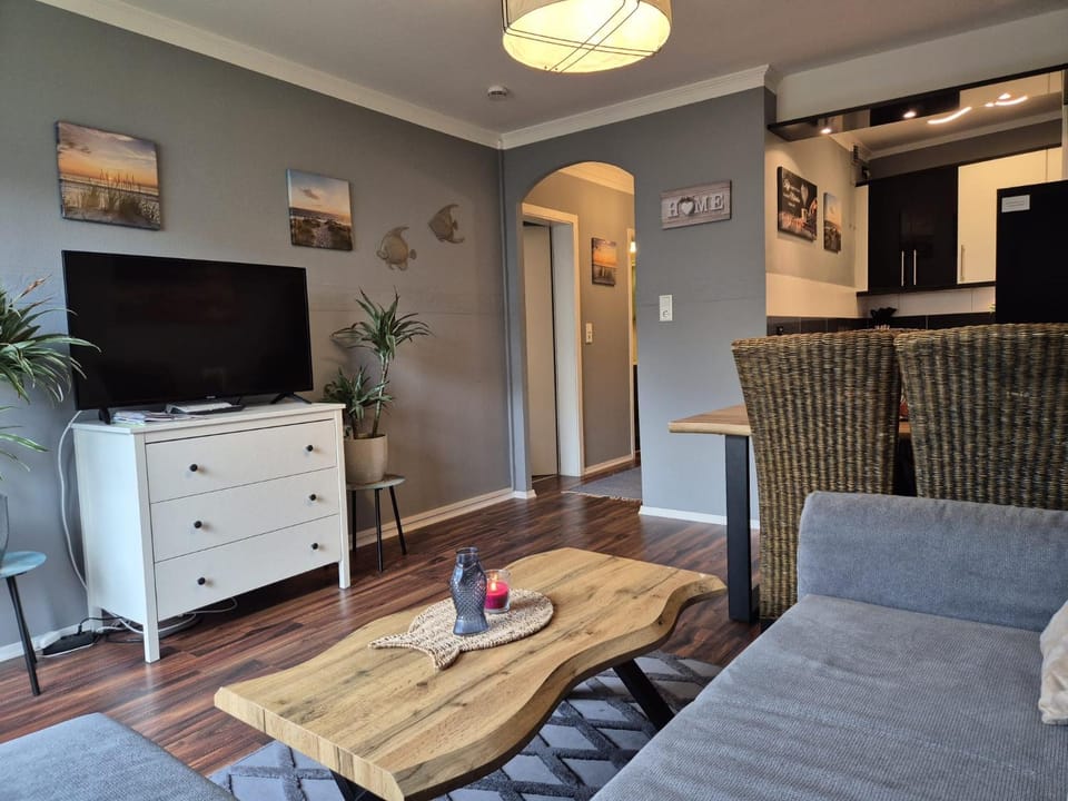 TV and multimedia, Seating area, Dining area, Food