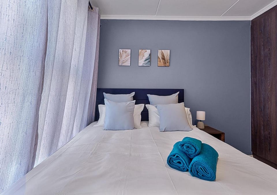 Bed, Bedroom, towels, wardrobe