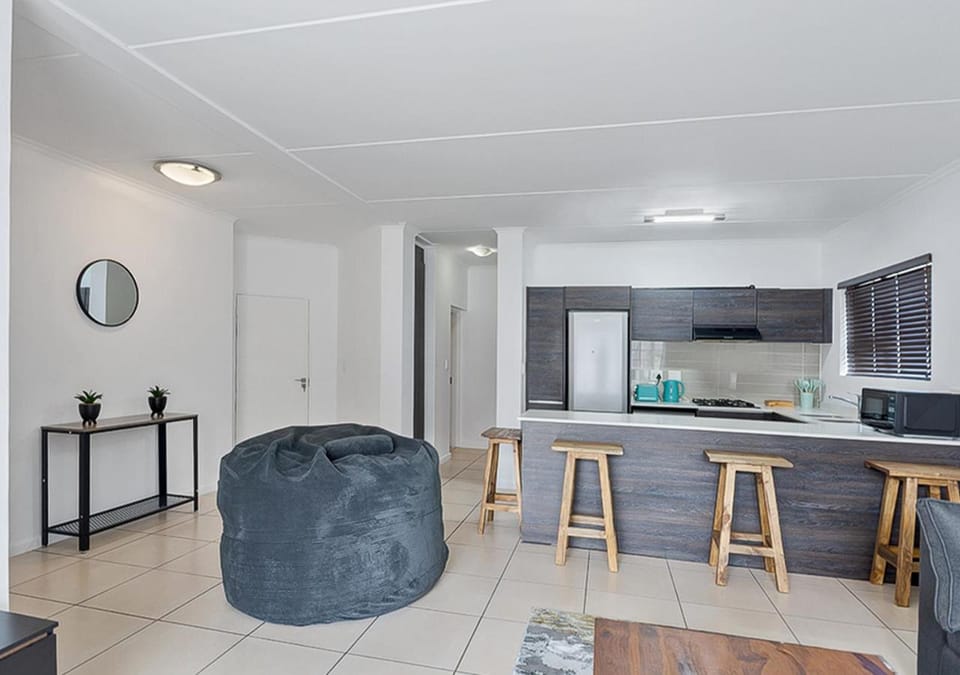 Kitchen or kitchenette, Dining area, stove