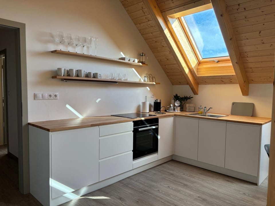 Coffee/tea facilities, Kitchen or kitchenette, stove