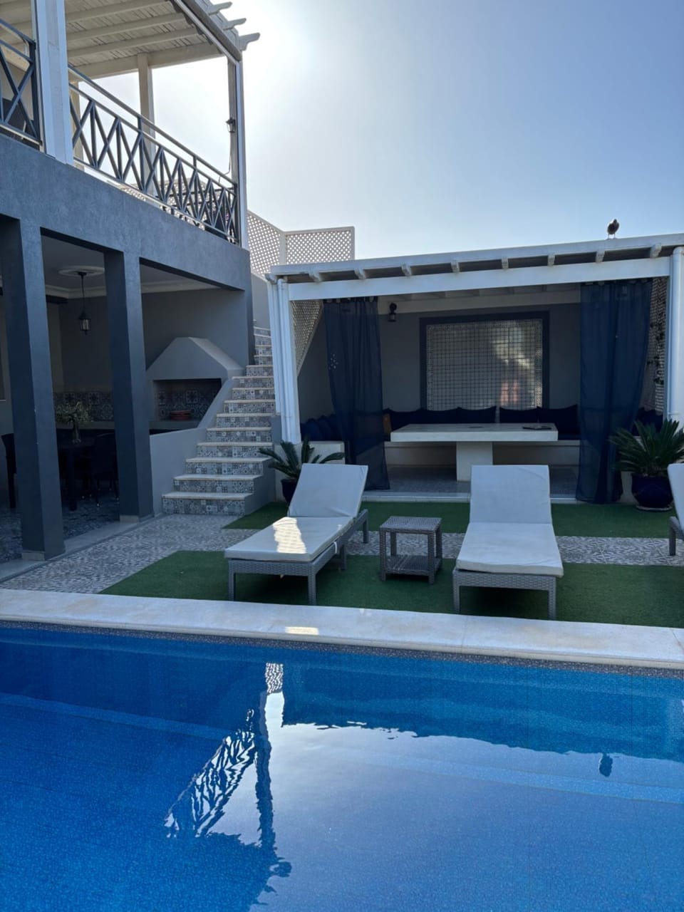 Patio, Swimming pool, sunbed
