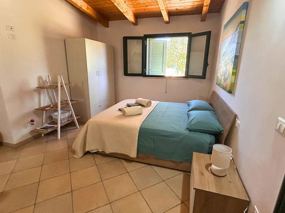 Photo of the whole room, Bedroom, towels