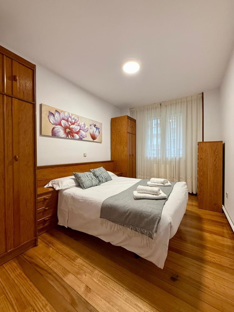 Photo of the whole room, Bedroom