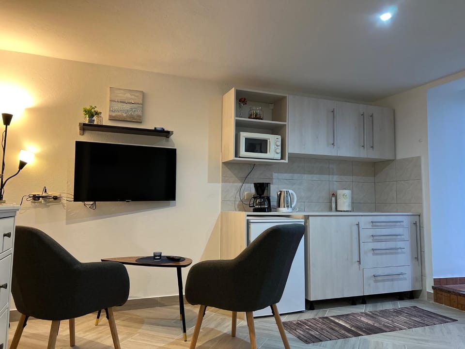 TV and multimedia, Coffee/tea facilities, Kitchen or kitchenette, Living room, Seating area