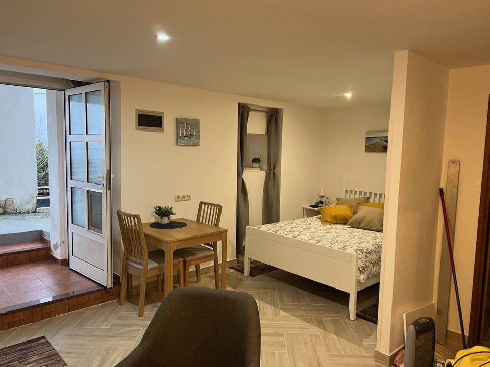 Bed, Living room, Photo of the whole room, Dining area